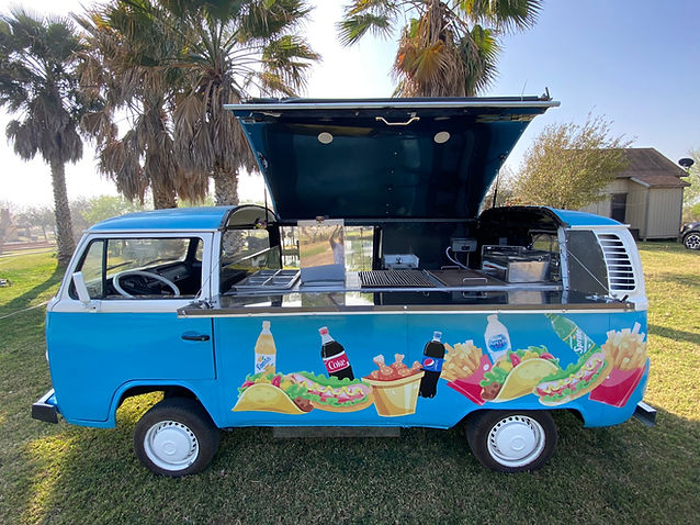 Foodtruck VW kombi sirviendo comida
